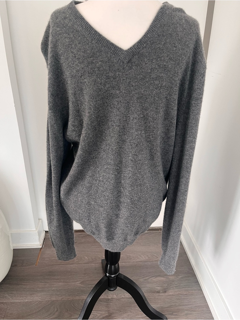 Men's V-Neck Gray cashmere Sweater NWT